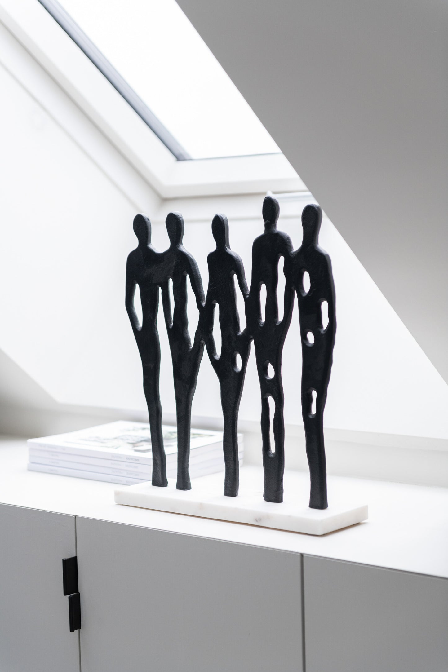 CHARACTER IN A ROW + ALUMINUM/MARBLE STAND