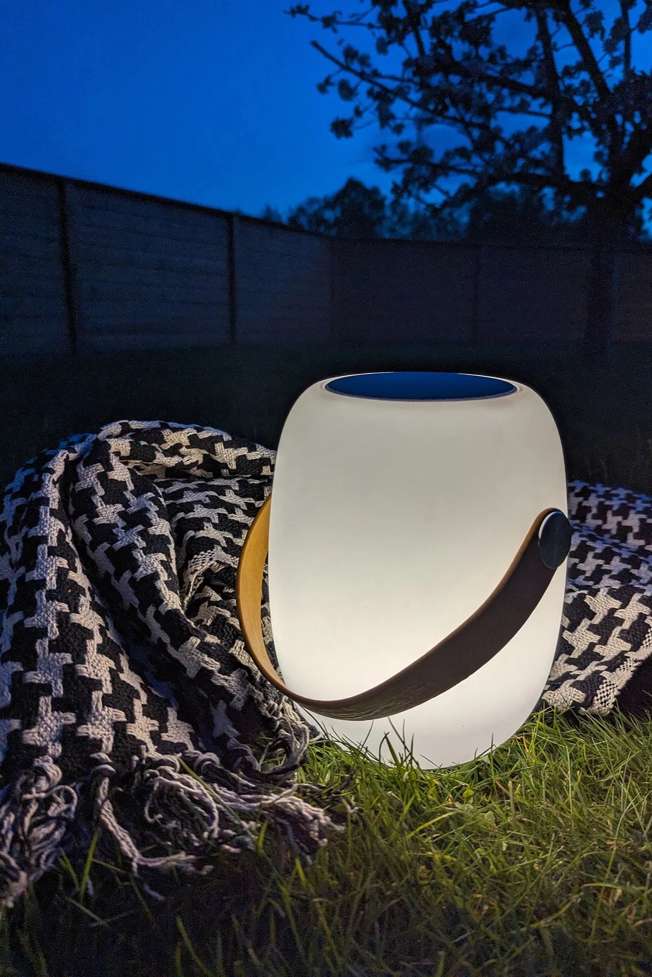Lampe LED Cardiff avec dragonne blanche, haut-parleur Bluetooth, rechargeable