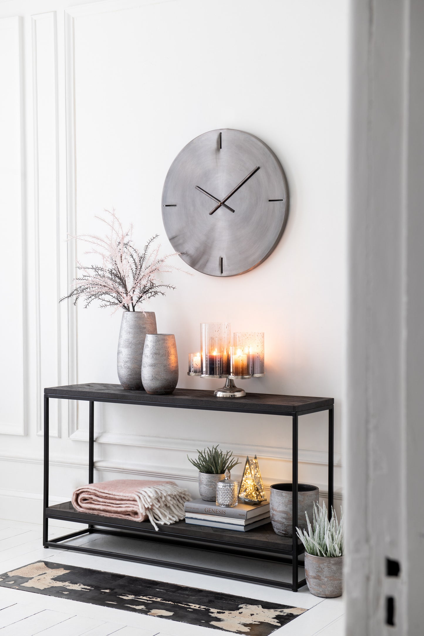 Horloge ronde gris foncé